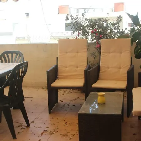 10 Mins Close To Airport - Max 10 Guests *
