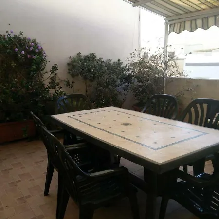 10 Mins Close To Airport - Max 10 Guests *