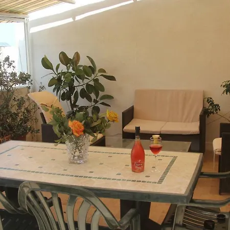 10 Mins Close To Airport - Max 10 Guests *
