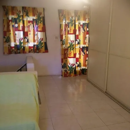 Prázdninový dům 10 Mins Close To Airport - Max 10 Guests *