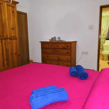 10 Mins Close To Airport - Max 10 Guests