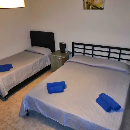 Prázdninový dům 10 Mins Close To Airport - Max 10 Guests *